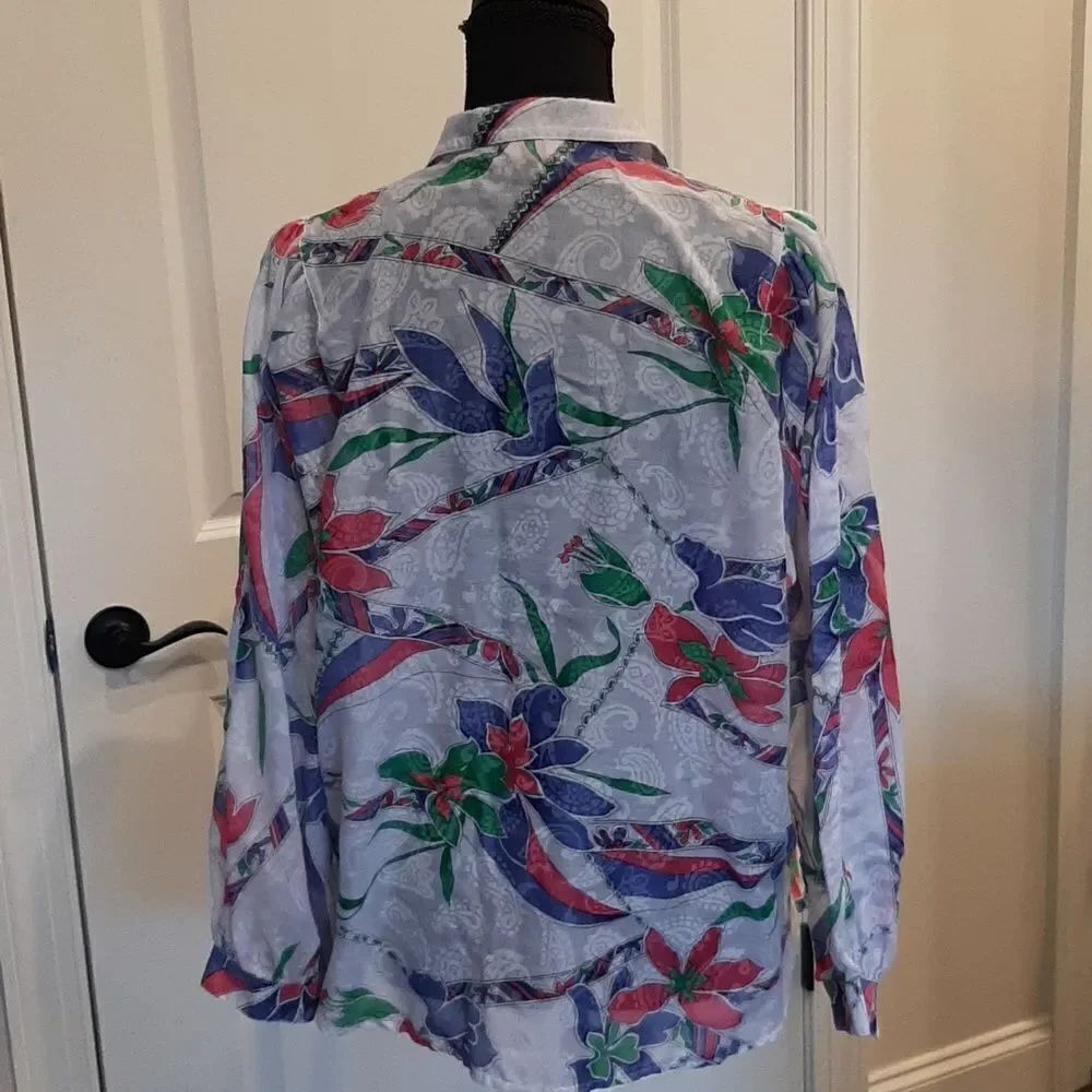 Floral Lightweight Button-Up Blouse - Picture 6 of 9